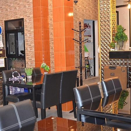 Baanpin Hotel & Cafe Bangkok Kültér fotó